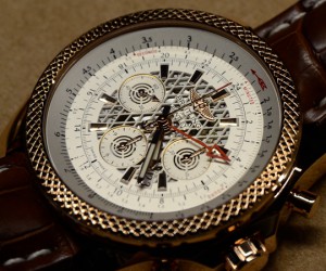 掌控世界 百年灵宾利B04世界时间计时皮带腕表