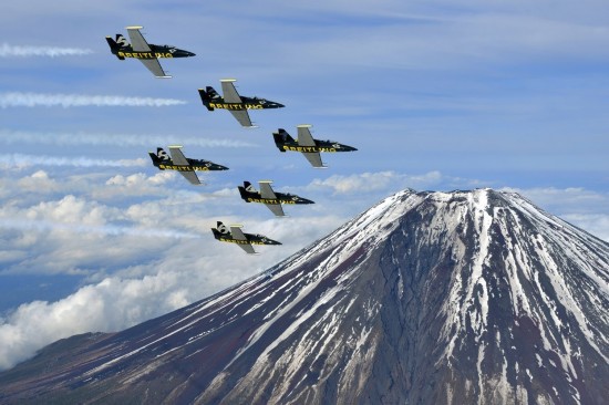 法国“百年灵”特技飞行队首次开启日本之旅