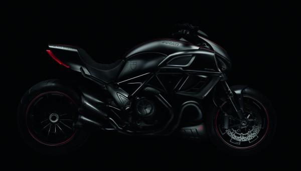 杜卡迪diavel carbon型号摩托车:与black shield不谋而合