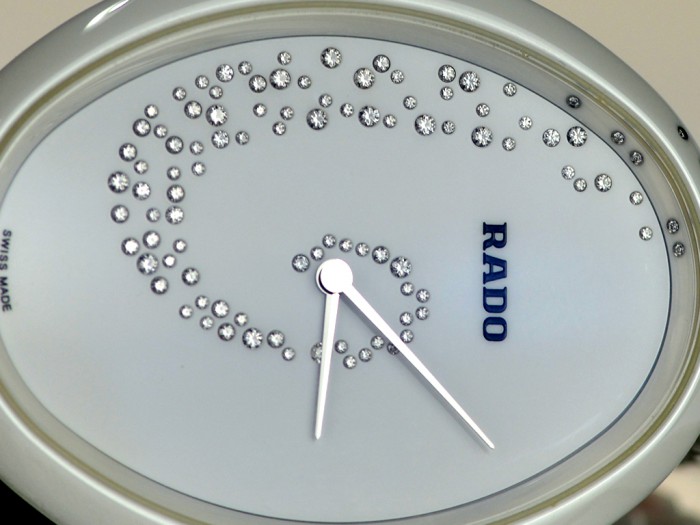 钻石与陶瓷极致撞击 品评雷达依莎系列产品手感腕表