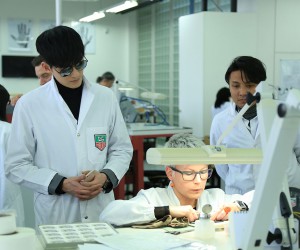 泰格豪雅迎来“冷面”型男 当红演员张翰参观泰格豪雅制表工厂