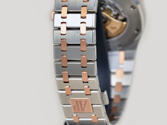 深入解读科普-经典的绮丽转型 品评皇家橡树自动上链两色腕表
