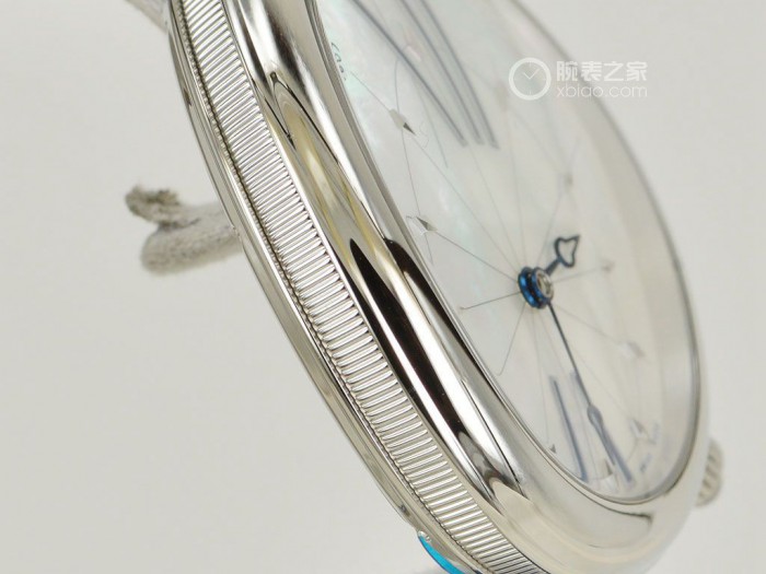 温婉可人 品评宝玑不勒斯王后系列产品精钢贝母花腕表