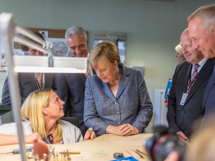 无上荣耀 德国国家总理参加郎格新工厂剪彩仪式