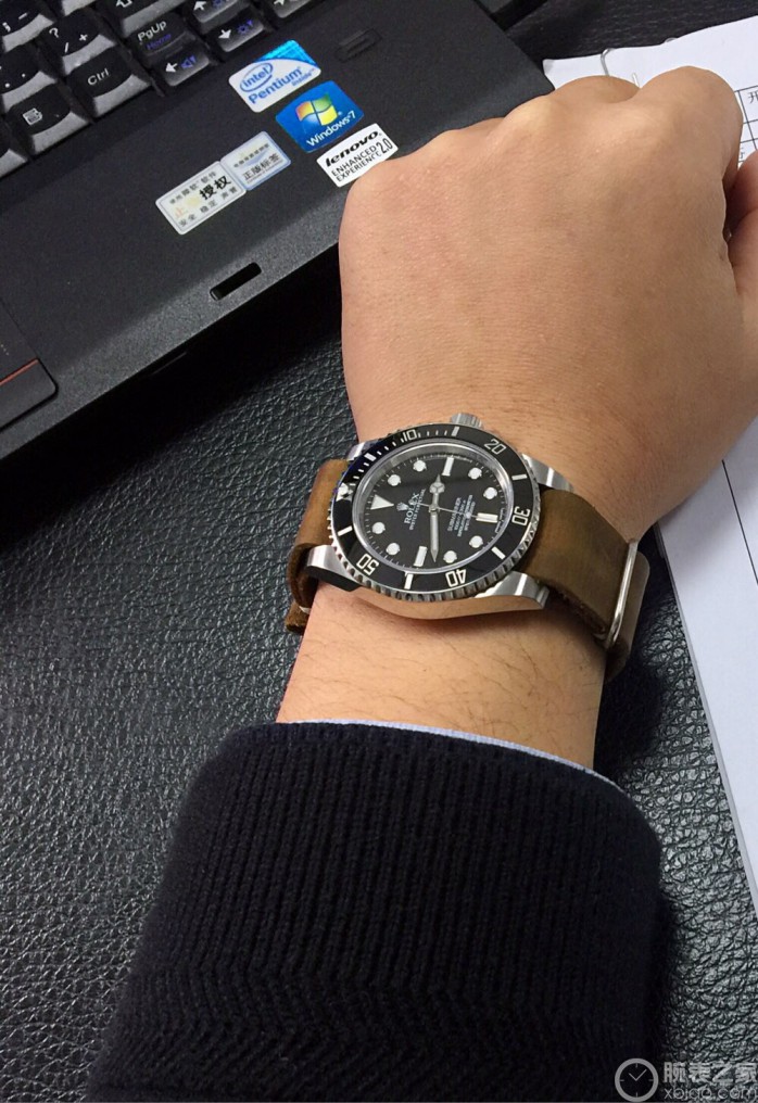 2、钢表带手表怎么戴：男士手表应该怎么戴好，松紧度应该怎么规律
