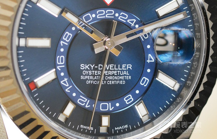 经典艺术美学特色 品评劳力士Sky-Dweller白金钢款腕表