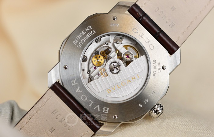 演绎极致纯粹 品鉴宝格丽OCTO ROMA系列棕盘钢款腕表