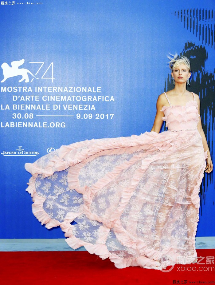 第74届威尼斯电影节揭幕 它才是红毯的引人注意“神器”