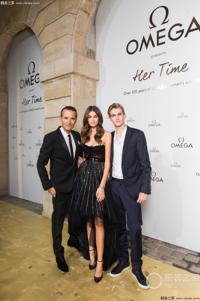 安世文与kaia gerber,presley gerber于开幕仪式上合影