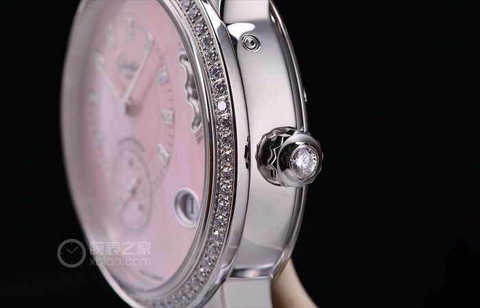 粉色心玥一见倾心 品评格拉苏蒂原创设计PanoMatic Luna偏心月相女性腕表