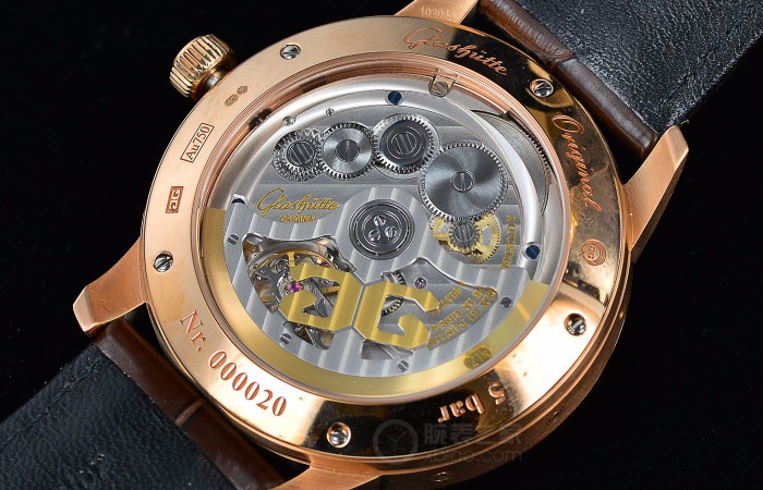 德式的认真细致 品评格拉苏蒂原创议员电子万年历腕表