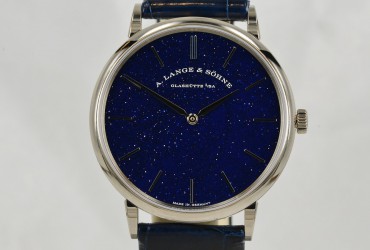 全新超薄腕表,今年带来一款非常梦幻的作品,采用铜蓝色砂金石表盘