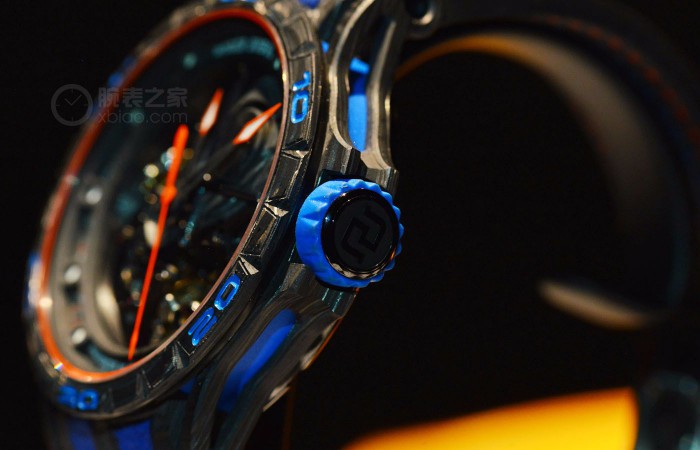 号洪武]将超跑融进腕表中 罗杰杜彼Excalibur Aventador S系列产品蓝色腕表