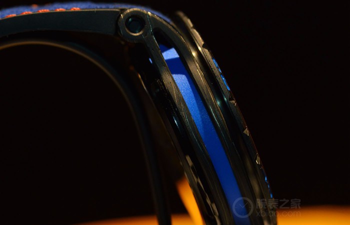 号洪武]将超跑融进腕表中 罗杰杜彼Excalibur Aventador S系列产品蓝色腕表