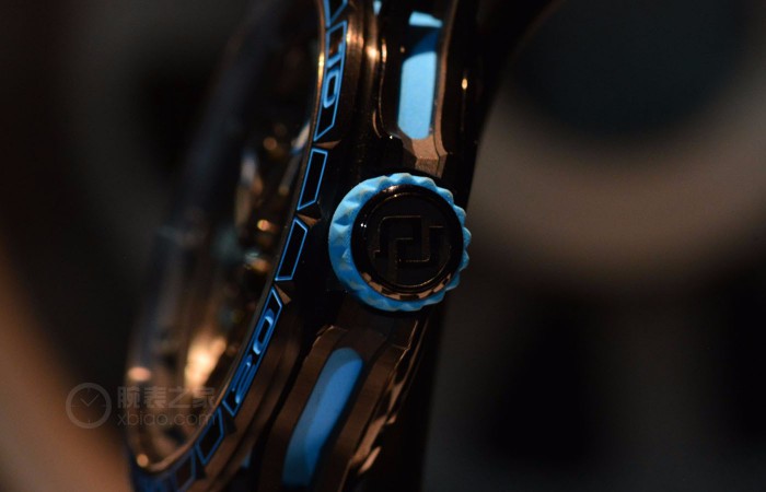 性本善]魅不可挡的机器想象  品评罗杰杜彼霸者系列产品蓝色镂空腕表