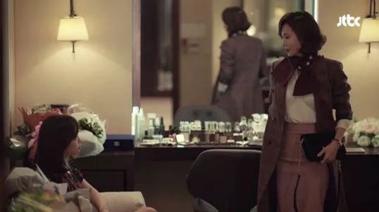 此五岳]韩片《迷雾》走红，47岁金南珠把积家戴出霸气味！