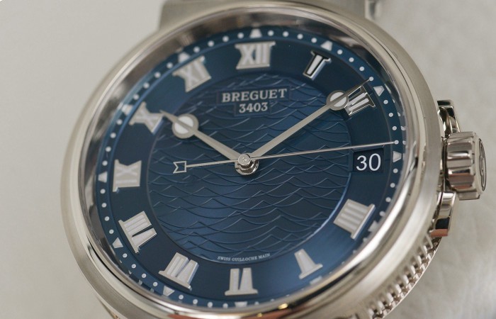 泌七岁]亦古典风格 亦健身运动 品评宝玑手表航海系列产品5517白金西数蓝盘腕表