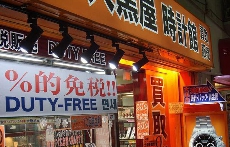 在日本,连餐厅服务员都戴龙8国际