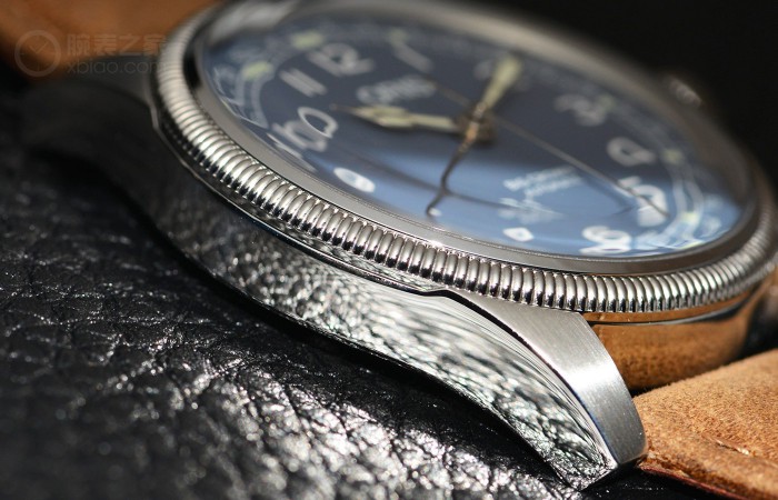 复古时尚、典雅的“清新自然” 品评豪利时大表冠指针式日历腕表
