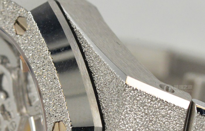 历史悠久工艺的灿烂诠释 品评皇家橡树系列产品双摆轮镂空腕表