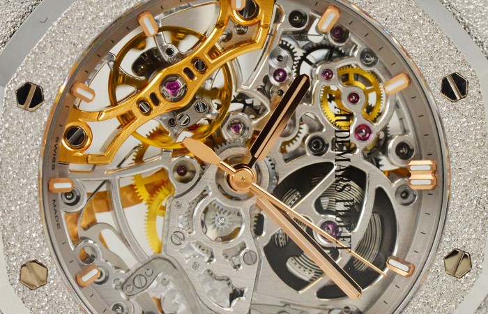 历史悠久工艺的灿烂诠释 品评皇家橡树系列产品双摆轮镂空腕表