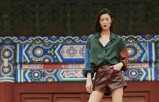 这一次,刘雯坐在ERDOS太庙大秀第一排