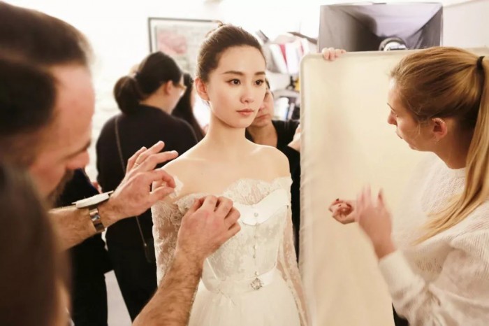 皆称帝]中国企业ICICLE收购Carven，曾为唐嫣做婚纱礼服