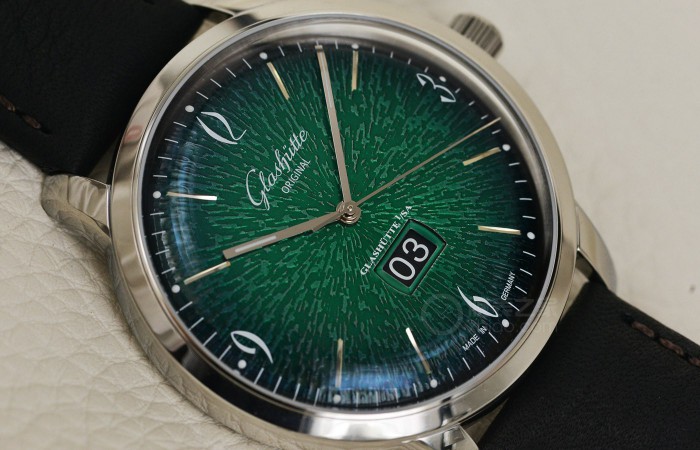 难抵这一抹“复古绿”  品鉴格拉苏蒂原创60年代大日历腕表