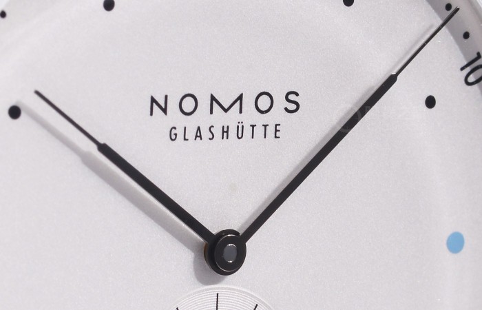 都市的文艺范儿情怀 品评NOMOS METRO 1108手动上弦腕表