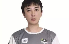 王校长边吞热狗边秀名表边赢冠军