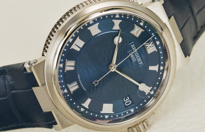 来源于深蓝色海底现代化的时计 品评宝玑航海系列产品5517白金西数蓝盘腕表