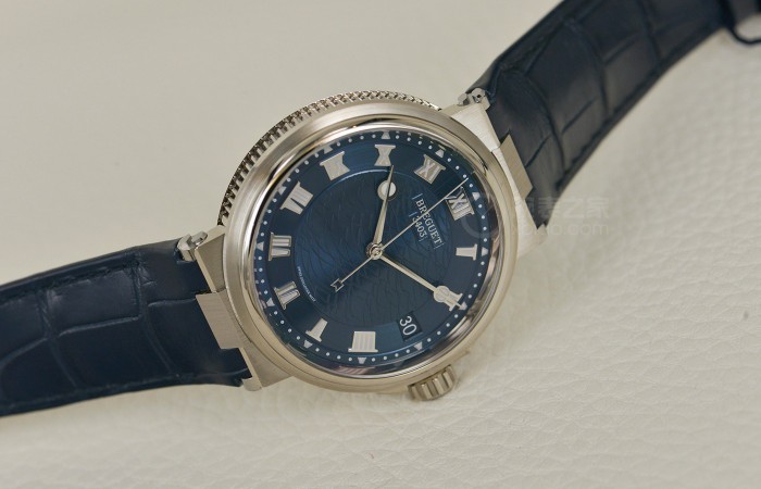 来源于深蓝色海底现代化的时计 品评宝玑航海系列产品5517白金西数蓝盘腕表