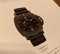 一眼被碳纖維外殼吸引 入手沛納海PAM00616