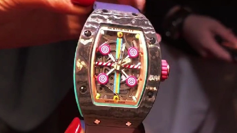 【视频】甜力无限 RM推出新款糖果腕表