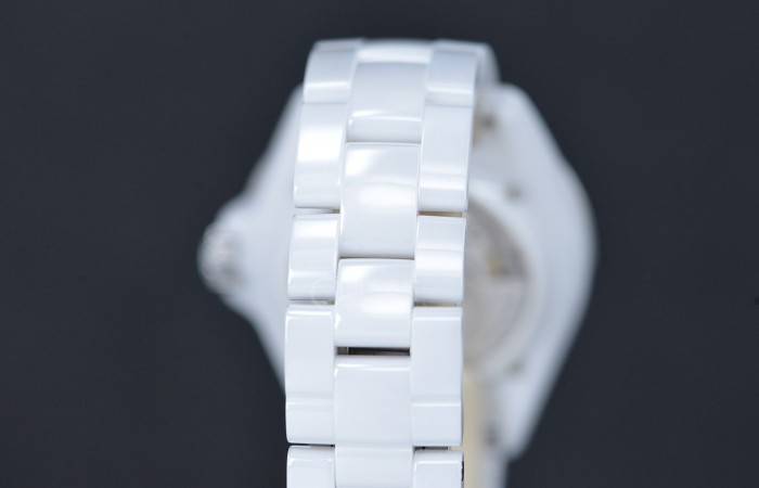 【主要消息】纯白无瑕 香奈儿推出全新J12钻标腕表
