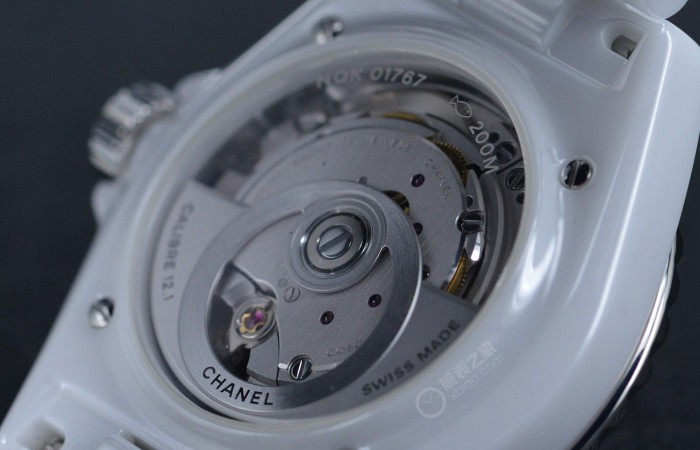【主要消息】纯白无瑕 香奈儿推出全新J12钻标腕表