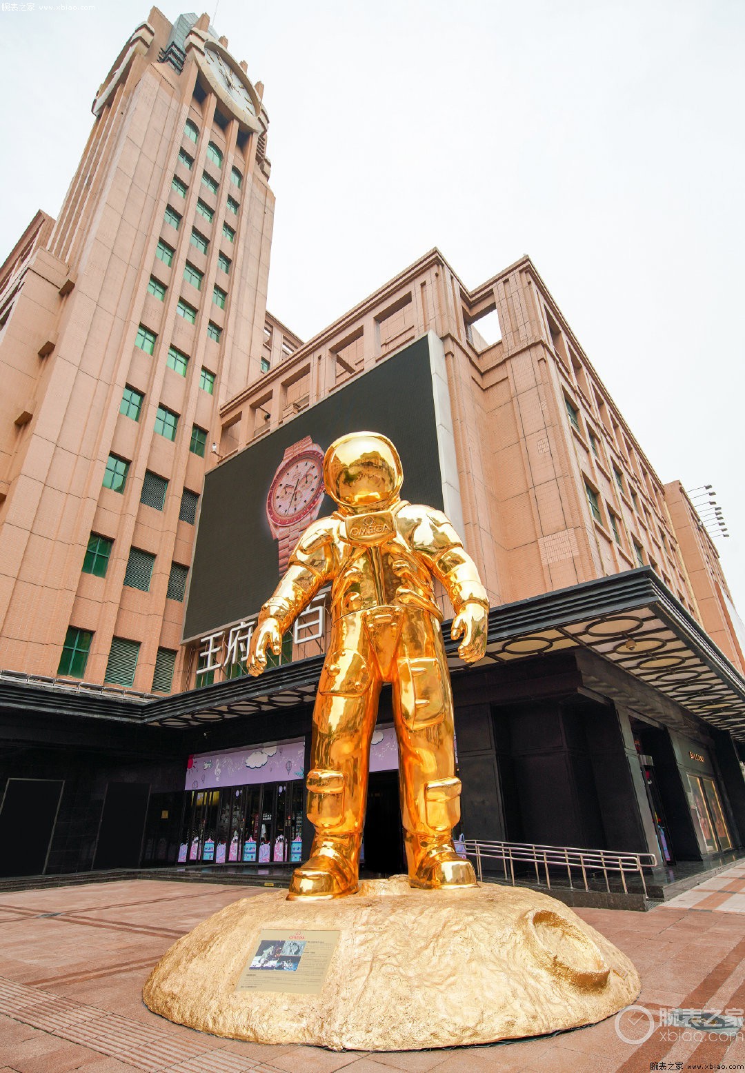 纪念人类首次登月50周年，欧米茄金色宇航员雕塑揭幕仪式在京举行