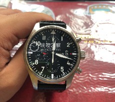 在24歲掏出所有積蓄 買下萬國黑盤飛行員