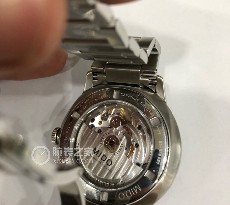 身邊好多人戴天梭表 所以選擇了美度指揮官