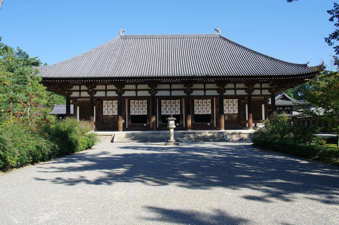 日本国宝唐招提寺由鉴真大师主持建造,寺内有鉴真大师坐像