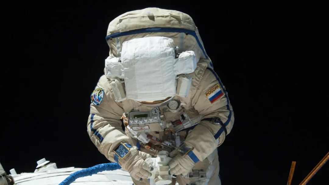 宇航员在进行难度极大的太空旅行和执行任务时佩戴