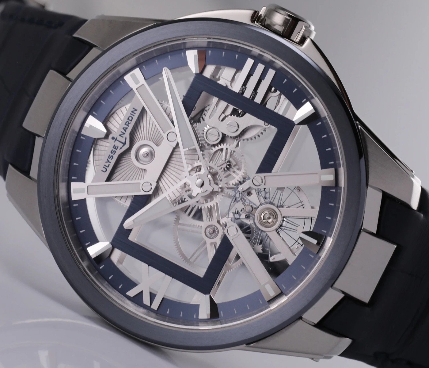 臣则忠|百达翡丽手表并没有批量生产的专业技术，雅典表批量生产了