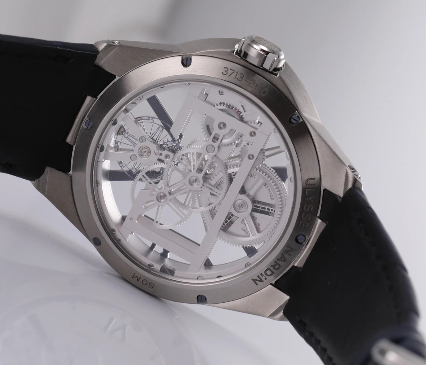 百达翡丽手表并没有批量生产的专业技术，雅典表批量生产了
