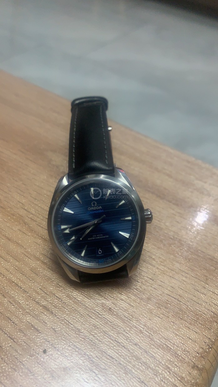 欧米茄手表有的表链不亮 蓝盘蓝针造型很经典 开箱欧米茄海马AT1