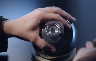【视频】香奈儿推出全新J12 ELECTRO限定系列腕表，闪耀不止一面