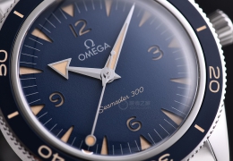 复古时髦 全新的欧米茄海马300蓝盘腕表