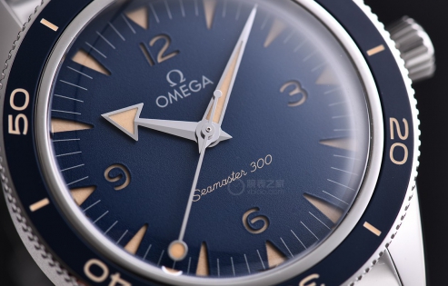 復古時髦 全新的歐米茄海馬300藍盤腕表
