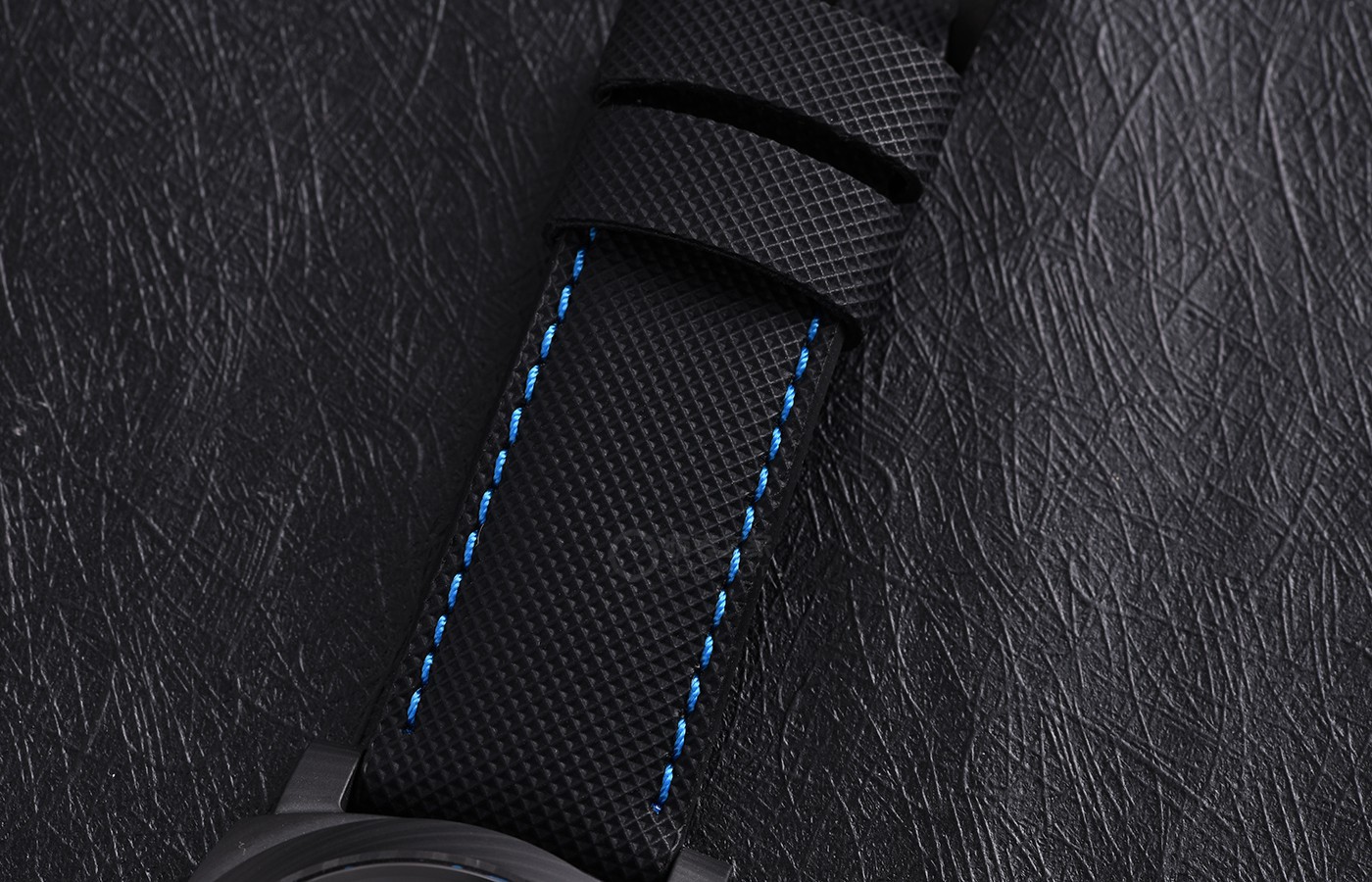 疾风彰劲草：材质美学 品鉴沛纳海庐米诺系列碳纤维腕表-44毫米