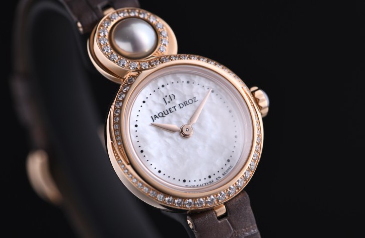 “摸得着”的优雅 品鉴雅克德罗优雅8小码珍珠母贝腕表 
