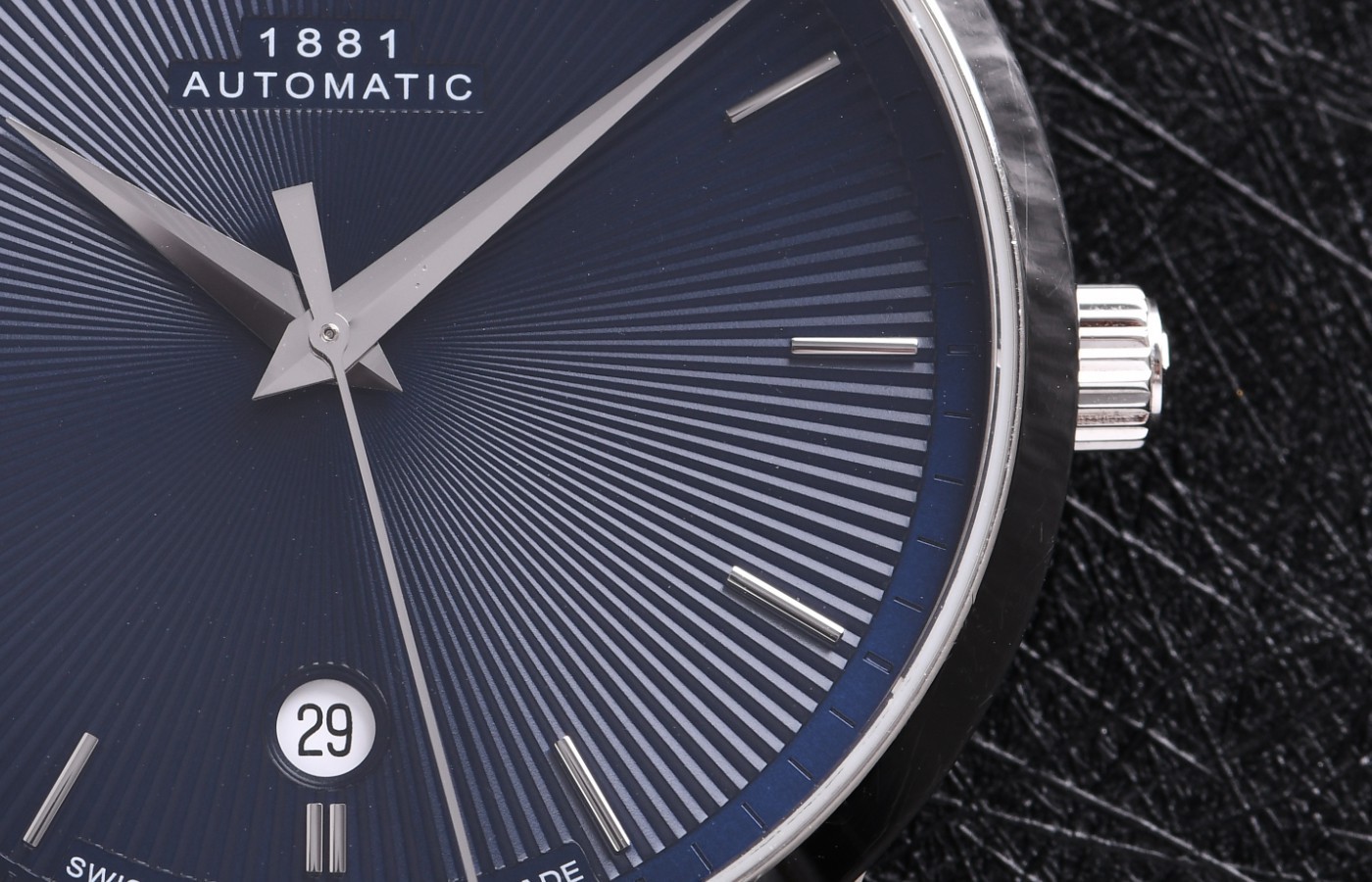 再也不用“猜时长”，品评摩凡陀1881系列产品深蓝色腕表